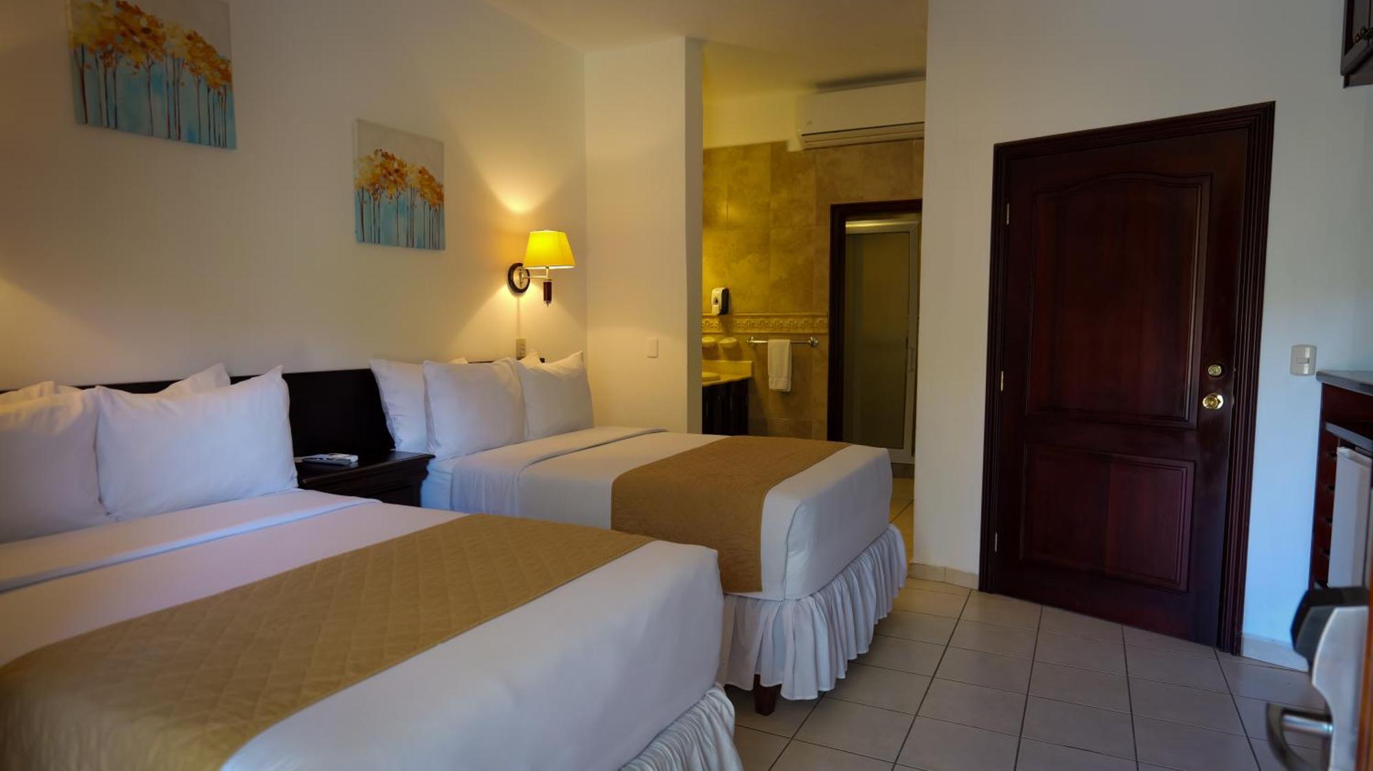 La Ensenada Beach Resort Tela Exterior photo